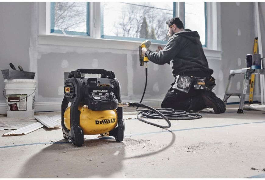 Компрессор воздушный аккумуляторный 9,6 БарDeWALT DCC1018N DCC1018N фото